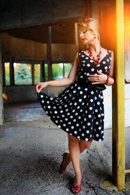 Retro elbiseyle poz güzel genç kadın.