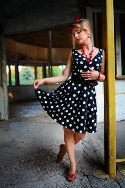 Retro elbiseyle poz güzel genç kadın.