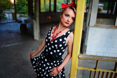 Retro elbiseyle poz güzel genç kadın.