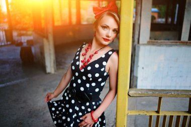 Retro elbiseyle poz güzel genç kadın.