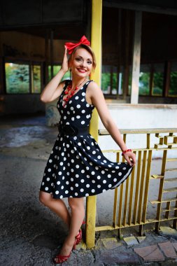 Retro elbiseyle poz güzel genç kadın.