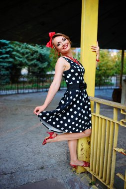 Retro elbiseyle poz güzel genç kadın.