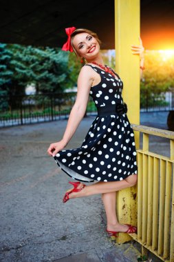 Retro elbiseyle poz güzel genç kadın.