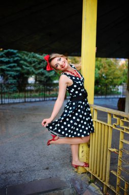 Retro elbiseyle poz güzel genç kadın.