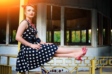 Retro elbiseyle poz güzel genç kadın.