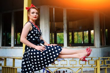 Retro elbiseyle poz güzel genç kadın.