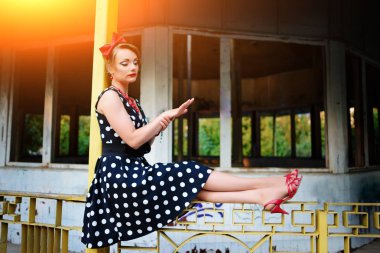 Retro elbiseyle poz güzel genç kadın.