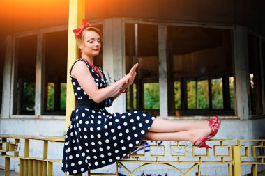 Retro elbiseyle poz güzel genç kadın.