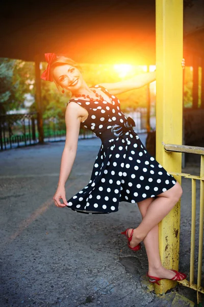 Bela Jovem Posando Vestido Retro — Fotografia de Stock