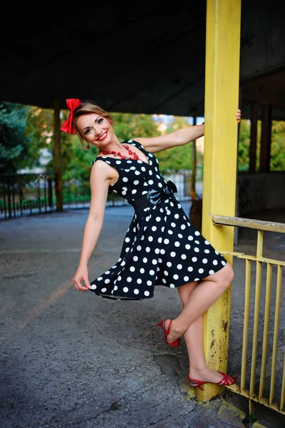 Bela Jovem Posando Vestido Retro — Fotografia de Stock