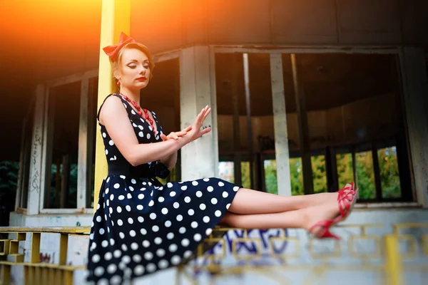 Beautiful Young Woman Posing Retro Dress — Stock Photo, Image