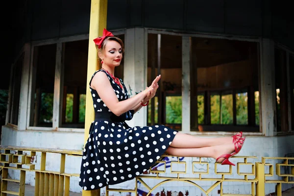 Beautiful Young Woman Posing Retro Dress — Stock Photo, Image