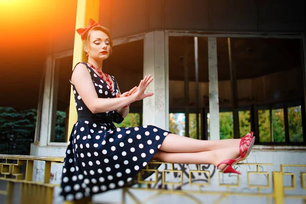 Schöne Junge Frau Posiert Retro Kleid — Stockfoto