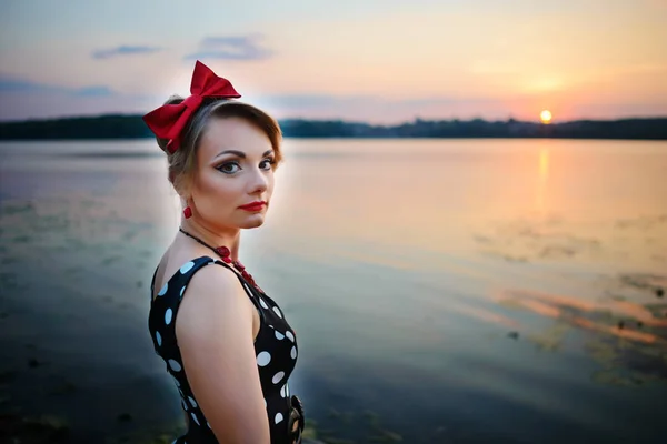 Красива Молода Жінка Одягнена Озеро Фоні Заходу Сонця — стокове фото