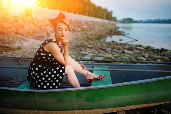 Όμορφη Νεαρή Γυναίκα Ντυμένη Ντυμένη Μια Βάρκα Μια Λίμνη — Φωτογραφία Αρχείου