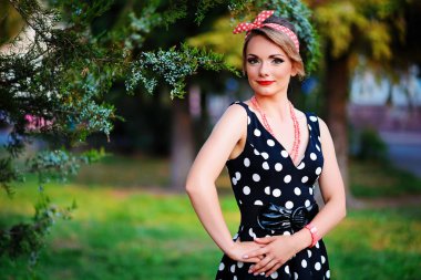 Genç güzel beyaz kadın bir elbiseyle poz .