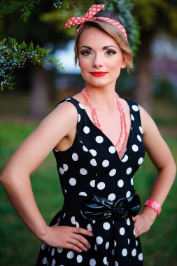 Genç güzel beyaz kadın bir elbiseyle poz .