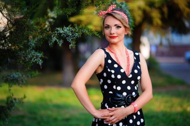 Genç güzel beyaz kadın bir elbiseyle poz .