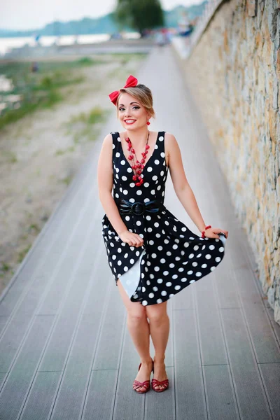 Uma Menina Vestido Está Dançando Feliz Exterior — Fotografia de Stock