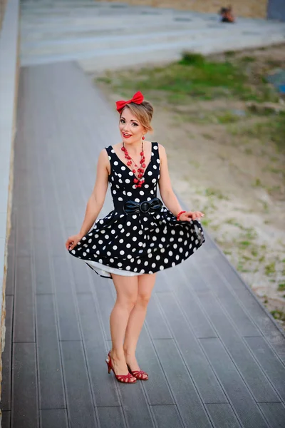 Uma Menina Vestido Está Dançando Feliz Exterior — Fotografia de Stock