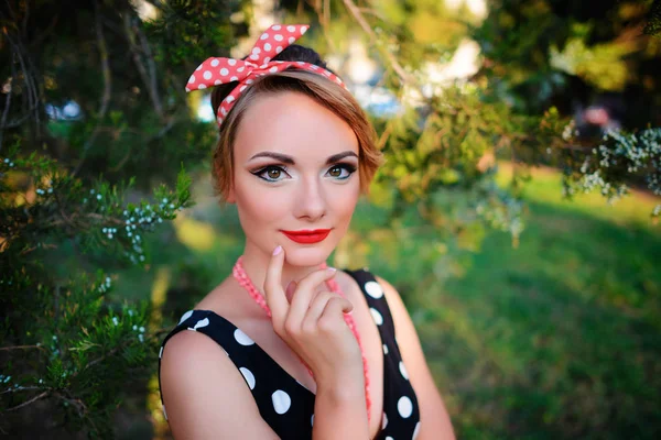 Unga Vackra Kaukasiska Kvinna Poserar Klänning — Stockfoto