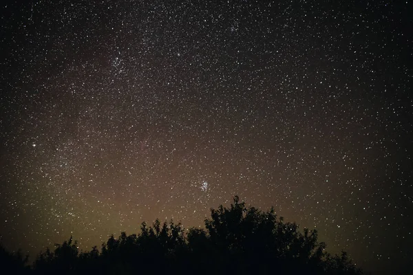 Fundo Céu Estrelado Brilhante Noite Com Luzes Sobre Ele Silhueta — Fotografia de Stock