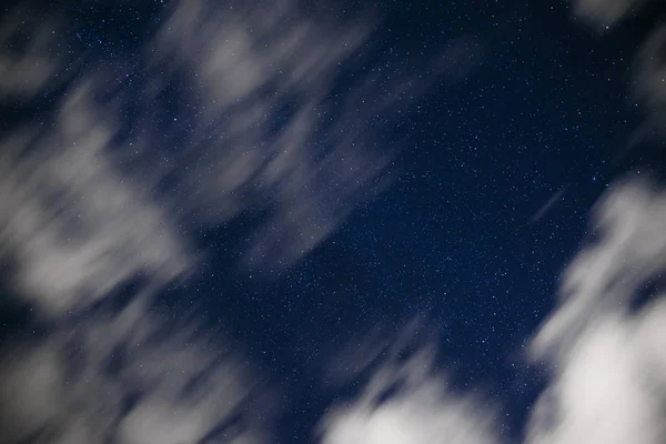 Fundo Céu Noturno Azul Escuro Com Inúmeras Estrelas Cintilantes Nuvens — Fotografia de Stock