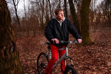 Bisikletçi bir iz yaz ormandaki bisiklet sürme.