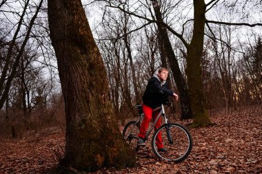 Bisikletçi bir iz yaz ormandaki bisiklet sürme.