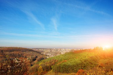 Güzel renkli sonbahar manzara ağaçlar ve kırsal kesimde greenfields hills görüntülemek.