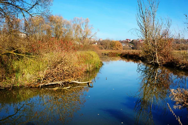 Widok Niebieski Wody Roślinności Wsi Piękna Jesienna Krajobrazu Wiejskiego — Zdjęcie stockowe