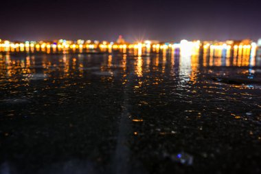 Gece şehir arka plan üzerinde donmuş göl