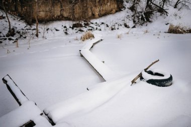 Donmuş gölet sahil yolu hazır kurulları ile