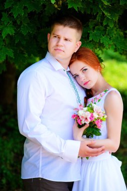 Onlar Park yol boyunca yürüyüş yaparken gelin ve damat elleri kaldığımız