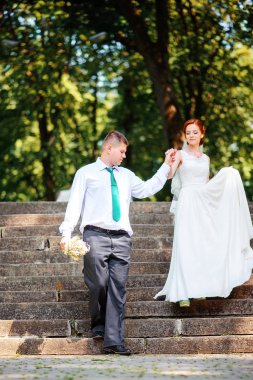 Gelin ve damat yeni evliler, gelin ve Damat Düğün yeşil orman doğa Park.A çift fotoğraf öp.