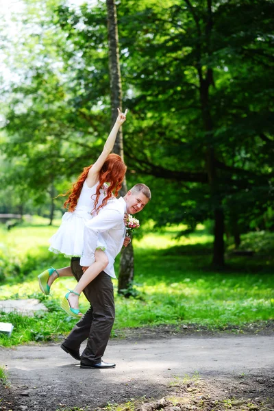 Bruid Bruidegom Het Park Paar Jonggehuwden Bruid Bruidegom Bruiloft Natuur — Stockfoto