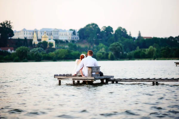 Beautiful Young Wedding Couple Bride Groom Posing Lake Background Groom — Stock Photo, Image