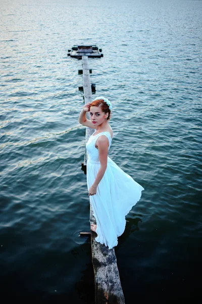 Braut Weißen Kleid Auf Der Anklagebank Wasser — Stockfoto