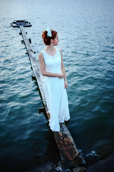 Noiva Doca Perto Água Vestido Branco — Fotografia de Stock