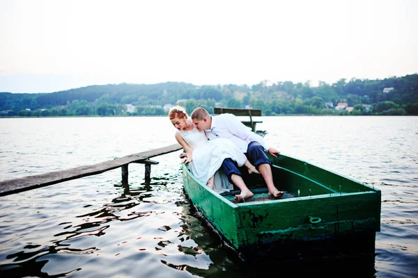 Young Couple Love Sitting Small Boat Having Fun — Stock Photo, Image