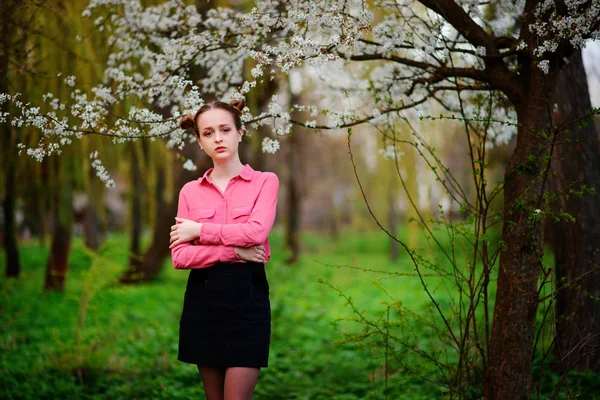 Чуттєвість Щаслива Красива Молода Жінка Розслабляється Квітковому Парку — стокове фото
