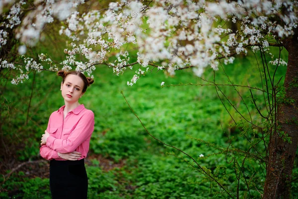 Smyslnost Happy Krásná Mladá Žena Relaxační Park Blossom — Stock fotografie