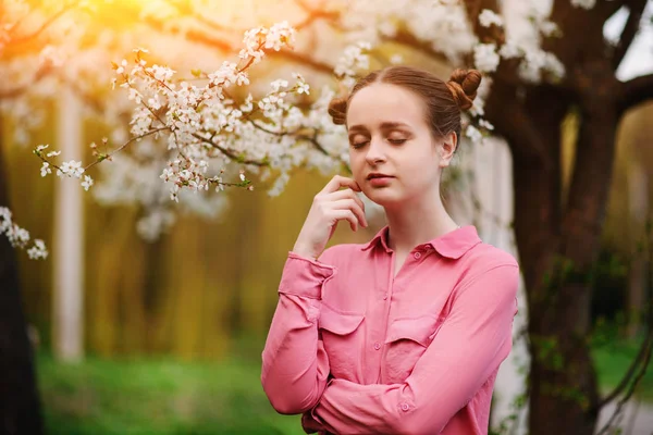 Sensualidad Feliz Hermosa Mujer Joven Relajándose Parque Flores — Foto de Stock