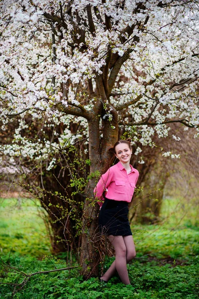 Ung Vacker Flicka Rosa Skjorta Står Blommande Äppelträd Och Njuta — Stockfoto