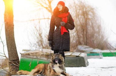 Kafkas çoban ile keyifli bahar günde oynayan genç kadın