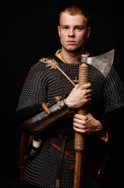 Erkek Ortaçağ savaşçı zırh ve zincir posta, viking elinde savaş baltası ile .