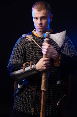 Erkek Ortaçağ savaşçı zırh ve zincir posta, viking elinde savaş baltası ile .