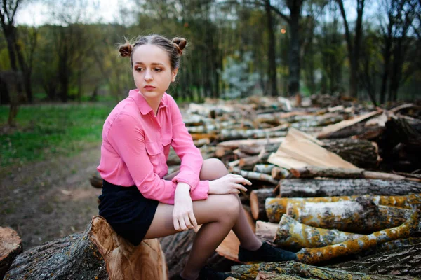 Krásná Mladá Žena Sedící Zásobníku Pokácených Kmenů Lese — Stock fotografie