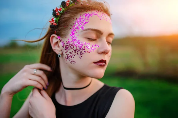 Eine Junge Schöne Frau Mit Violettem Glanz Gesicht Die Auf — Stockfoto