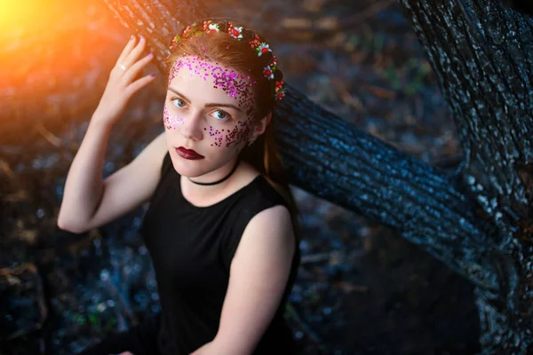 Young Beautiful Woman Violet Shine Her Face Stands Burnt Tree — Stock Photo, Image